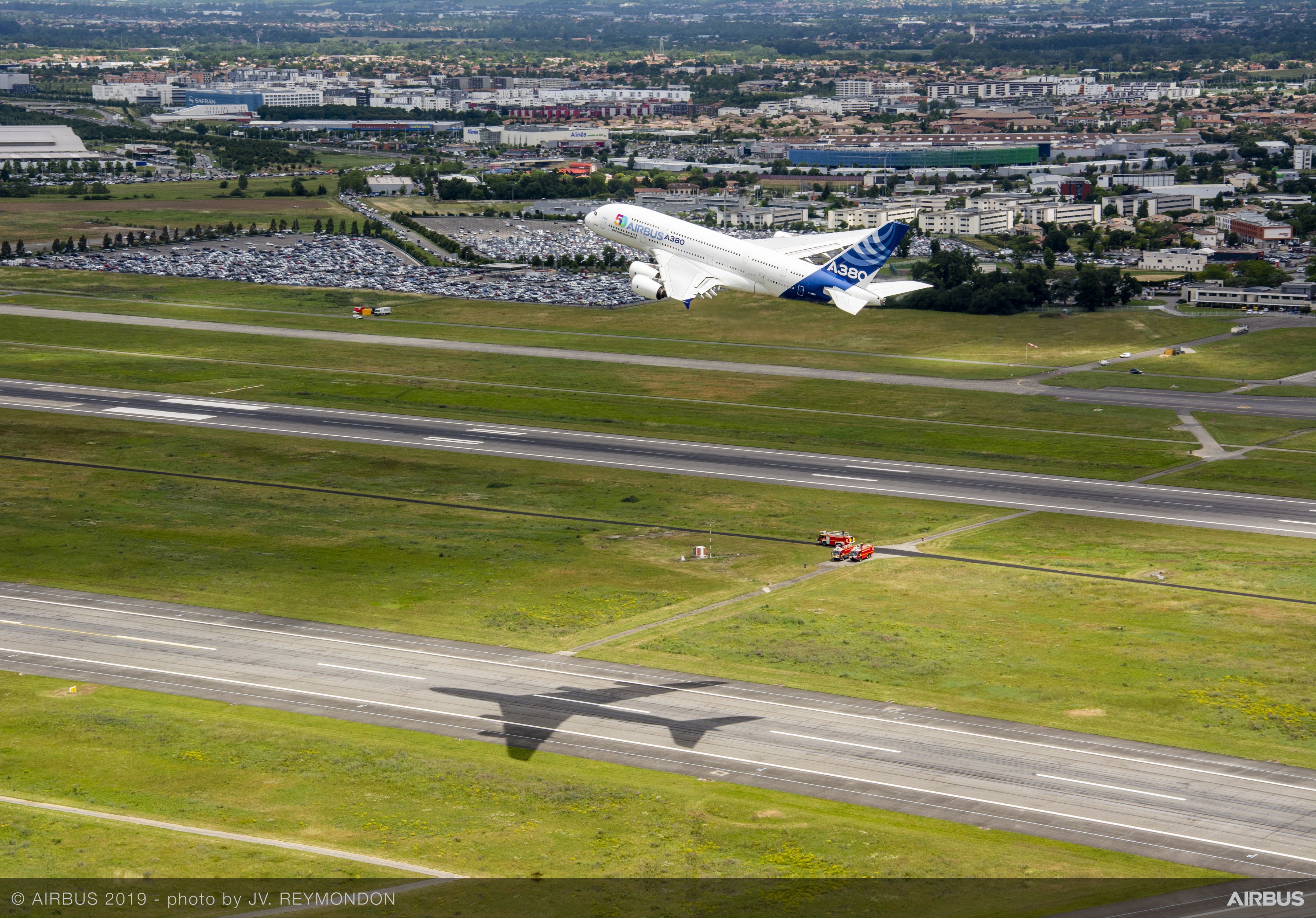 Happy Birthday Airbus! 50 Jahre - und auf dem Weg, Boeing zu überholen! Da kann man schon mal eine A380 zur Feier umlackieren und fliegen lassen! / Bild-Quelle: airbus.com