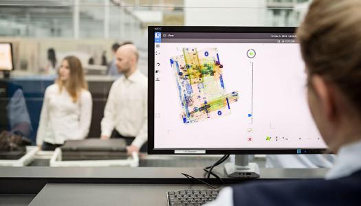 Computer-Tomografie-Technik macht alles besser, leichter und auch für uns Passagiere einfacher: Schicke 3D-Bilder mit individuell-unterschiedlicher Färbung zum schnellen Erkennen von Gegenständen und eben in alle Richtungen drehbar / Bild-Quelle: Flughafen München